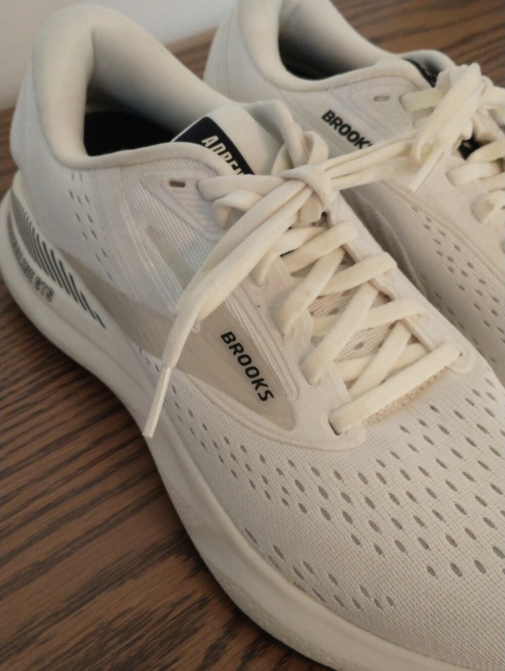 Brooks Women's Adrenaline GTS 24 White Running Shoes Size 8.5 - Picture 4 of 16